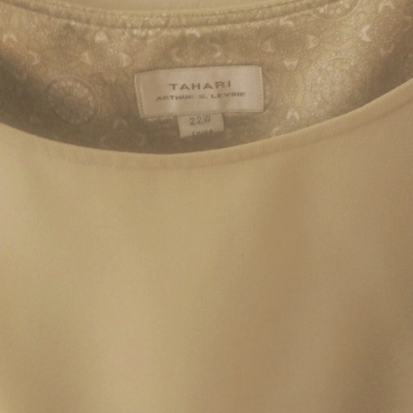 3 piece - Avocado Green suit. Gorgeous & beautiful inside lining --Tahari - Picture 5 of 6